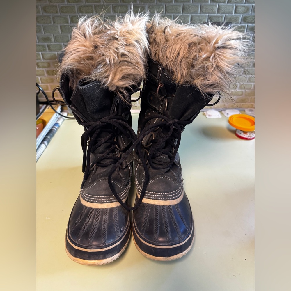 Sorel Joan of Arctic Black and Tan Winter Boots with Faux Fur